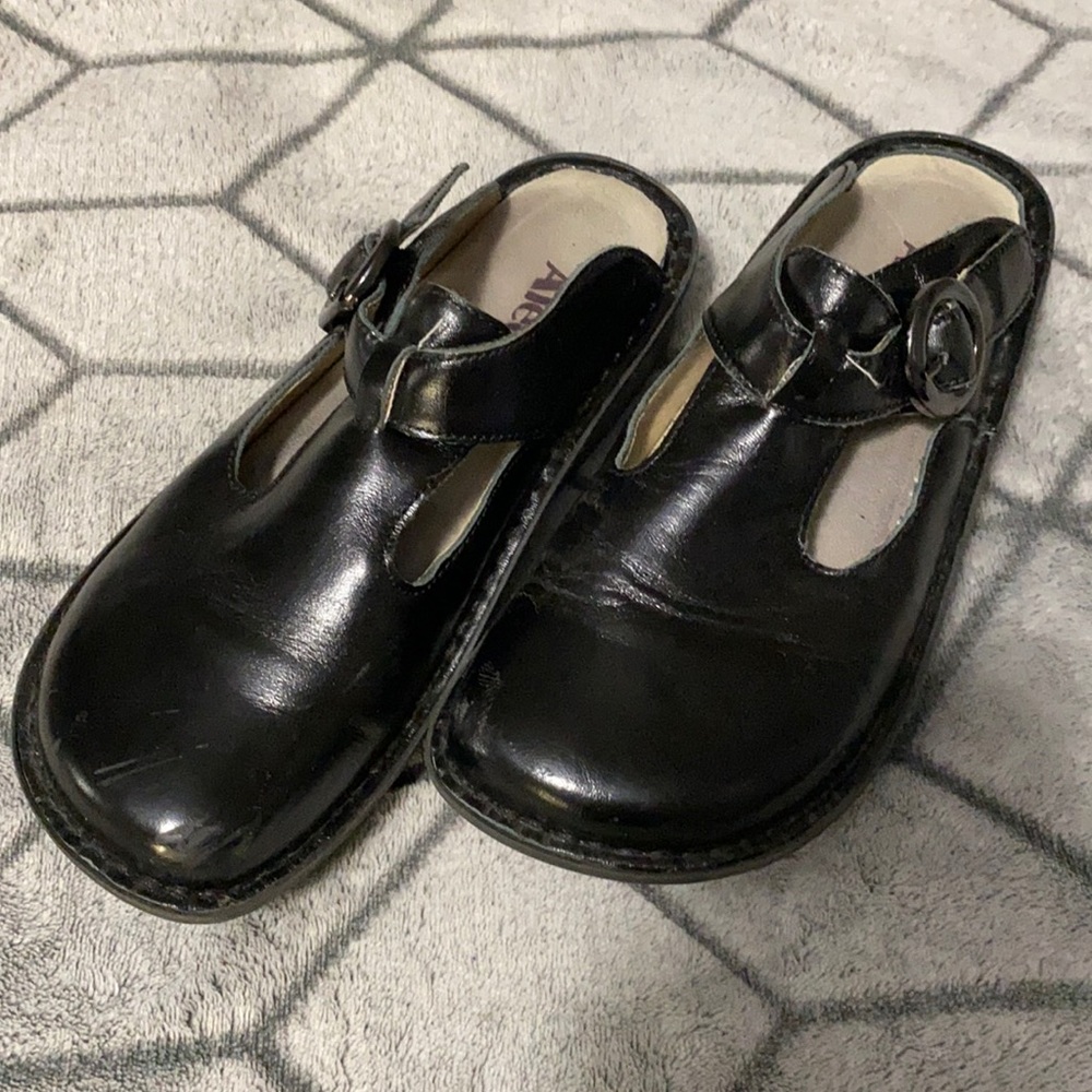 Black alegria size 6! 🖤